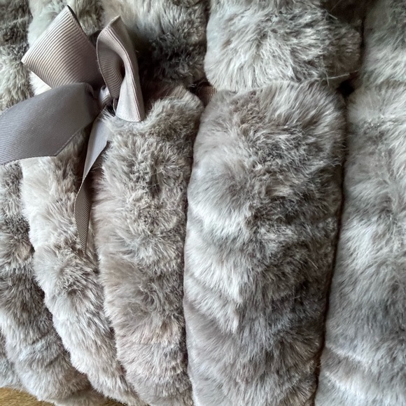 🎉HP🎉 Set of 2 Luxurious, plush faux fur accent pillows! Super soft & comfy! - Picture 12 of 13